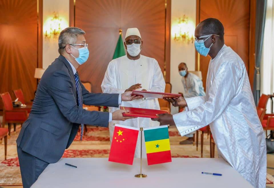 Un deuxième lot de 300 mille doses de vaccin sinopharm offert au Sénégal